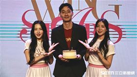 ▲T1台鋼獵鷹呂濟而32歲生日，韓籍女神安芝儇、MINGO為他送祝福。（圖／記者劉彥池攝影）