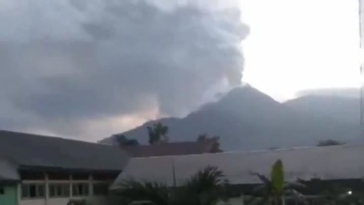 印尼火山頻噴發　佛羅雷斯島疏散6500人