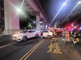 ▲新北市新莊中原路、思源路口，15日晚間11點多發生3車車禍，造成5人受傷，分別被送往部立台北醫院、亞東醫院，所幸意識皆清楚，送醫後沒有大礙。（圖／翻攝畫面）
