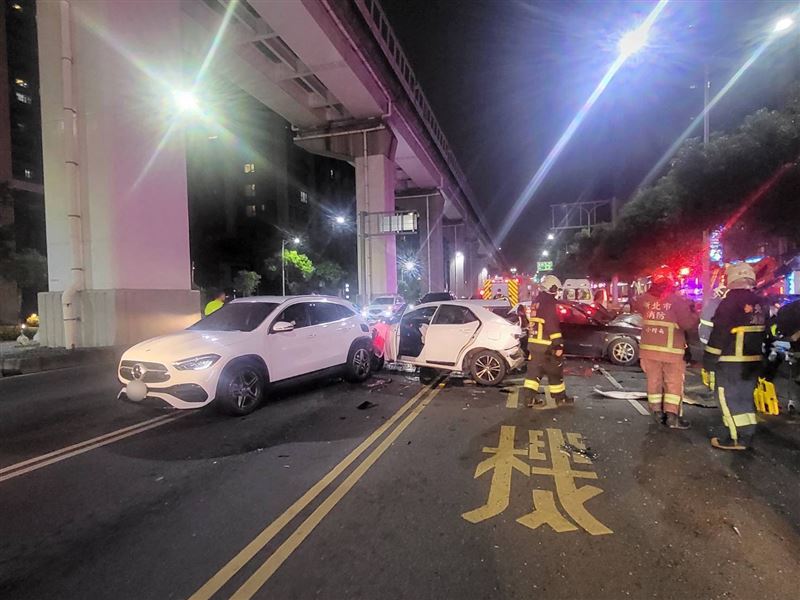 新北新莊3車追撞車禍　5人受傷