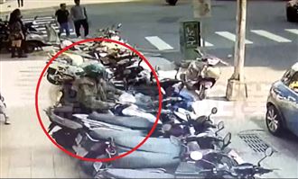 喬位喬不攏　女騎士突爆衝刷一整排機車倒