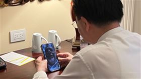 外交部長吳釗燮於訪問瓜地馬拉期間與聖文森總理龔薩福視訊通聯。(圖/外交部提供)