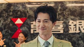 吳慷仁在《還錢》客串演銀行家。（圖／甲上娛樂提供）