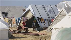 因以色列對加薩進行轟炸而流離失所的兒童走在拉法的臨時帳篷營地。（圖／美聯社／達志影像）