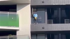 清潔工站21樓窗外沒防護　民眾驚呼「好恐怖」