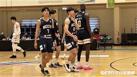 政大男籃驚滔駭浪中擋住虎尾男籃反撲，預賽收下9連勝。（圖／記者蔡厚瑄攝影）４