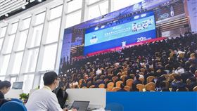 博鰲亞洲論壇  20日開幕博鰲亞洲論壇2021年年會開幕式20日在海南省博鰲舉行。圖為媒體記者、工作人員在年會新聞中心觀看開幕式。（中新社提供）中央社  110年4月20日