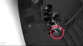 女網友３度穿鞋踩到滿腳精液，報警看監視器超崩潰，陌生男鎖定跟蹤犯案(圖／翻攝自Dcard)