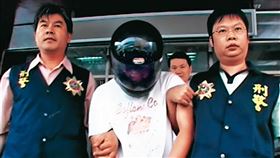 唐霖億（中）落網後，死者家屬才發現他竟是死者兒子的國中同學。（東森新聞提供）