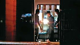 警方封鎖現場蒐證，辦案人員說，很少看到如此血腥的命案現場。（圖／東森新聞提供）