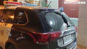 砰！ 醉男右鉤拳「砸爆警車窗」　 右手流血遭壓制