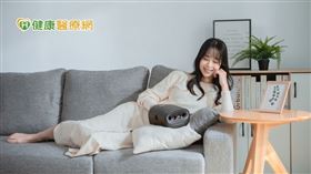 在日本已風行多年的手部按摩器也受到許多上班族歡迎，其功能強調以類似人手按摩時拉拔指尖的細膩動作取代傳統人手按摩。