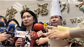 食藥署長吳秀梅（左）回應高端疫苗合約爭議。（圖／記者簡浩正攝影）