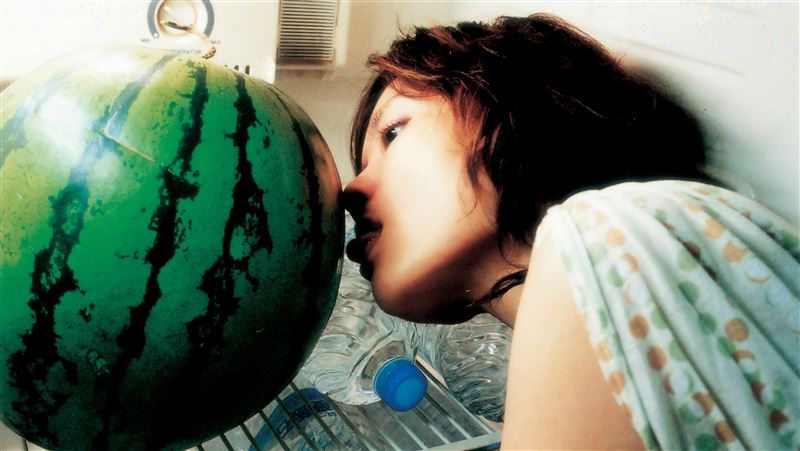情色AV舔西瓜！名導親解一刀未剪超猛力