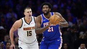 ▲恩比德（Joel Embiid）踩歐洲步吃掉約基奇（Nikola Jokic）。（圖／美聯社／達志影像）