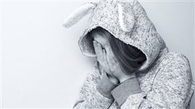 ▲46歲大叔假冒醫學生騙少女上性愛課，再一人分飾2角性交得逞，還要求少女拍裸照傳給他，遭起訴。（示意圖／翻攝Pixabay）