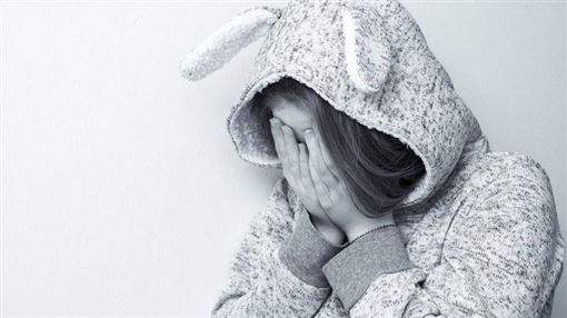 13歲女童遭虐待強拍裸照　虎媽判7年徒刑