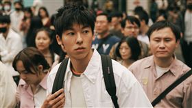 許光漢在《青春18x2 通往有你的旅程》演出高中生。（圖／翻滾吧男孩電影股份有限公司提供）