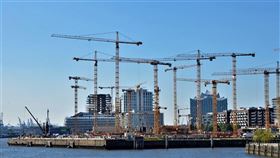 「基礎建設」產業在需求強勁以及政策支持下，展現出強勢多頭氣焰，且具有轉嫁通膨優勢，攻守兼備。（示意圖／Pixabay）