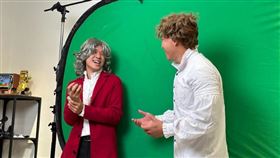 ▲郭泓志與嚴天浩打扮成科學家拍攝教材内容