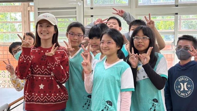 楊小黎成孩子王　驚嘆真的有改變世界能力