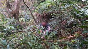 ▲北市信義分局日前獲報，一名62歲的視障老翁憑感覺走回家時，不慎跌落山坡。（圖／翻攝畫面）