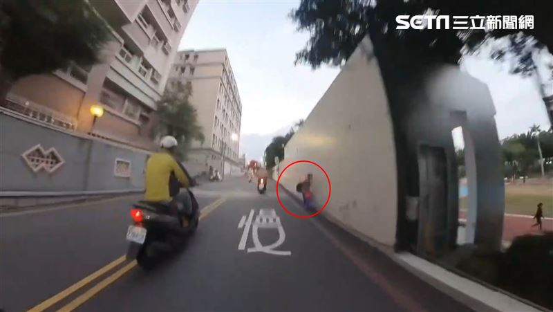 小學生放學「貼壁」躲車　網看畫面好心疼