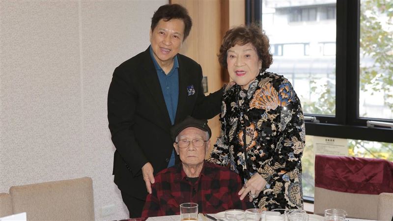 90歲名導跌倒病危　他躺病床：殯儀館待命
