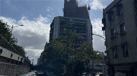 錦新大樓外牆懸掛「我要活下去」看板。（圖／周朝陽提供）