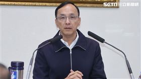 國民黨主席朱立倫宣布將奮戰到黨主席任期結束，場外有藍天行動聯盟成員抗議逼辭。（圖／記者邱榮吉攝影）