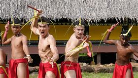 楊一展（左三）、鄒承恩（右三）在帛琉體驗當地「戰士舞」。（圖／八大提供）