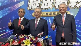 仁寶董事長許勝雄（中）、副董事長陳瑞聰（左）、總經理翁宗斌（右）。（圖／記者王翊綺攝影）