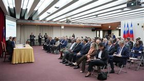 外交部政務次長謝武樵主持選舉結果說明會，邀請中央選舉委員會副主任委員陳朝建列席，現場約70位駐台使節及代表出席。（圖／翻攝自外交部官網）