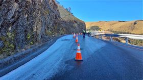 合歡山水晶宮路面結冰擴大  將預警封閉台14甲線合歡山「水晶宮」背陽側路面（圖）結冰範圍擴大，公路局表示，台14甲線翠峰至大禹嶺路段17日晚間至18日清晨預警性封閉。（交通部公路局提供）中央社記者蕭博陽南投傳真  113年1月17日