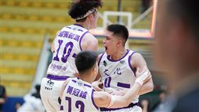 文大楊保羅（右）神奇拋投準絕殺。（圖／大專體總提供）