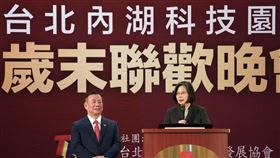 蔡總統在台北出席內科尾牙（1）總統蔡英文（右）17日晚間前往台北圓山大飯店，出席「台北內湖科技園區發展協會歲末聯歡晚會」，致詞時呼籲在座各公司的老闆儘可能幫員工加薪。中央社記者徐肇昌攝  113年1月17日