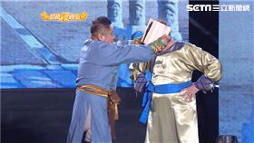 ▲許效舜竟拿木板砸向澎恰恰，遭眾人質疑師徒不合（圖／超級夜總會)