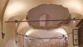 重量級婚禮！跳舞到一半「踩破地板」35名賓客+新人送醫（圖／翻攝自Filippo Montinari臉書）