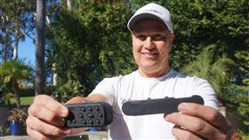 電子暗號裝置PitchCom風靡大聯盟美國職棒大聯盟2022年起開放使用電子暗號裝置PitchCom（圖），如今30支球隊的每位投手、捕手都在使用。PitchCom共同創辦人漢金斯向中央社記者展示這套技術，首度讓PitchCom講中文及台語。中央社記者林宏翰聖地牙哥攝 113年1月17日