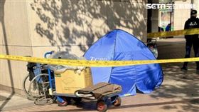 北市余姓街友陳屍在台北車站南一門。（圖／讀者提供）