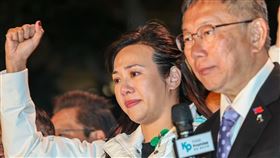 吳欣盈撕下公主標籤走入基層  體驗大選嘉年華民眾黨副總統候選人吳欣盈（右2）從政1年，就與民眾黨主席柯文哲（右）搭檔參選總統副總統，選舉期間不僅放下身段走進庶民基層拜票，面對各方嘲諷也自在應對，撕下「公主」標籤同時也體驗到大選嘉年華氣氛。中央社記者吳家昇攝  113年1月13日