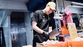 沈建宏市場剁雞腿。（記者鄭孟晃攝影）