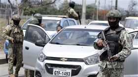 厄瓜多爾瓜亞基爾市,軍警荷槍實彈檢查武器,抓頭號通緝犯。（圖／美聯社／達志影像）