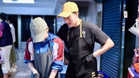 沈建宏市場剁雞腿。（記者鄭孟晃攝影）