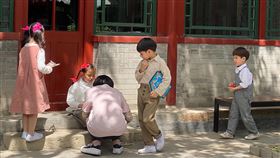 中國學者：應讓自主生育權回歸家庭和個體中國社科院人口與勞動經濟研究所副研究員楊舸10日撰文坦言，中國無法避免生育率下降風險，應盡快優化生育政策，讓自主生育權回歸家庭和個體。圖為北京一處景區內出遊的家長與兒童。中央社記者繆宗翰北京攝  110年5月10日