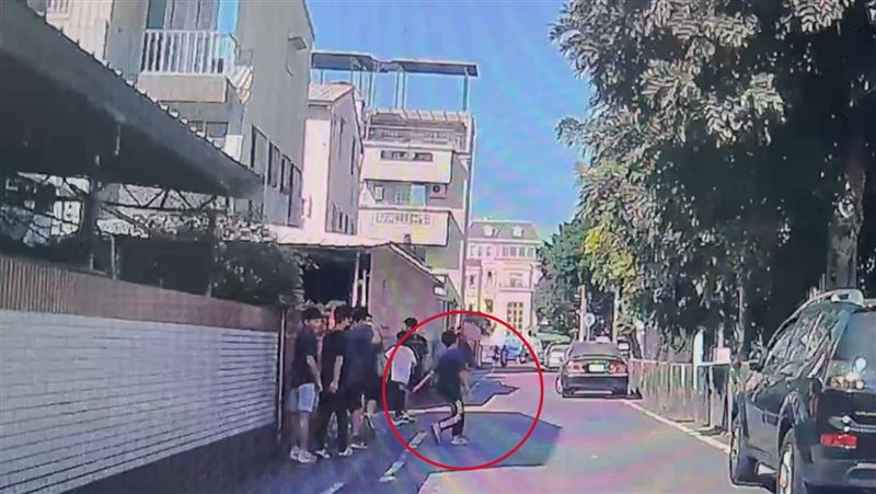 學生玩鬧推人「給車撞」 家長嚇壞急煞車