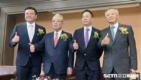 金寶集團今（18）日舉行旺年會，（左起）康舒董事長許介立、金仁寶集團董事長許勝雄、金寶執行長陳威昌、泰金寶總經理鄒孔訓。（圖／記者王翊綺攝影）