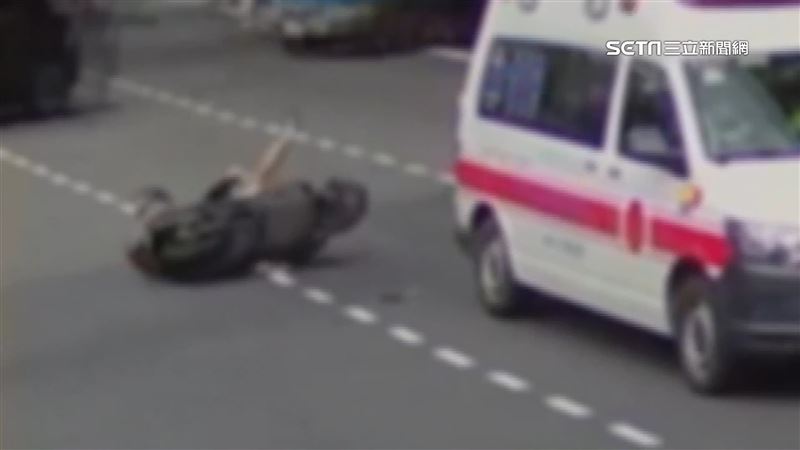 雙載情侶撞救護車　挨罰3600元＋吊銷駕照