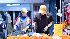 沈建宏市場剁雞腿。（記者鄭孟晃攝影）