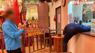 屏東警躺著解褲頭出任務　女警狂拉又猛塞